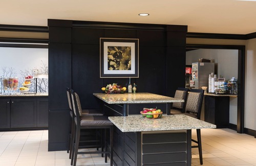 Oakbrook Terrace Apartment | Fully-Equipped Suite | Gym Access