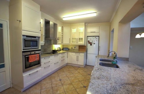 Lakeside Villa | Fully equipped villa with solar-heated pool at the Constantia Valley Wine Route