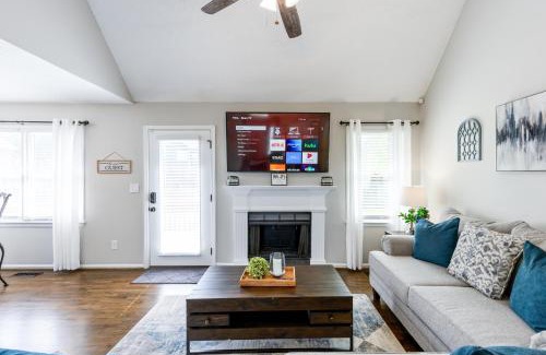 Cartersville House | Fully Fenced & Stylish 3BR Near LakePoint Sports
