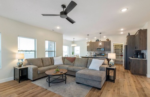Cedar City House | Fully Fenced Yard-Dog Friendly | 2 King | 4 Twin | Summer Games!