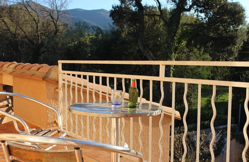 Saint-Genis Villa | Fully aircon, Modern Pretty House on the Outskirts of Well Provisioned Village