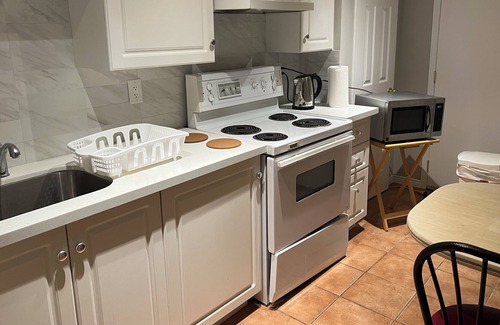 Central Erin Mills Apartment | FULLY FURNISHED 1 BD walk out basement apartment