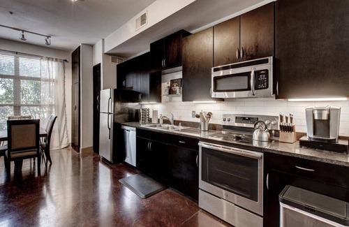 Deep Ellum Apartment | Fully Furnished | 1 Bedroom Apartment | Deep Ellum | Parking | WiFi | Gym