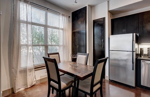 Deep Ellum Apartment | Fully Furnished | 1 Bedroom Apartment | Deep Ellum | Parking | WiFi | Gym