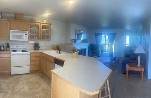 Lynden Condo | Fully Furnished 2 Bedroom Condo - Pet Friendly! 30 Day Minimum Stay Required.