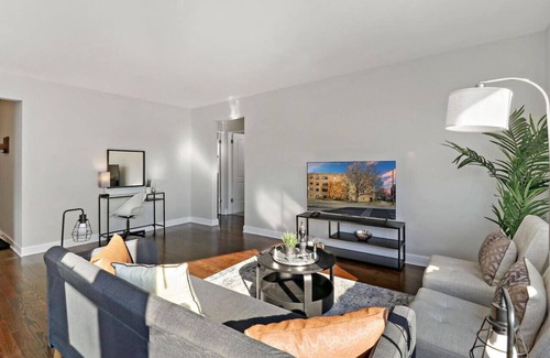 Rogers Park Apartment | Fully furnished 2BR w/ Cozy Living Room & Wi-Fi!