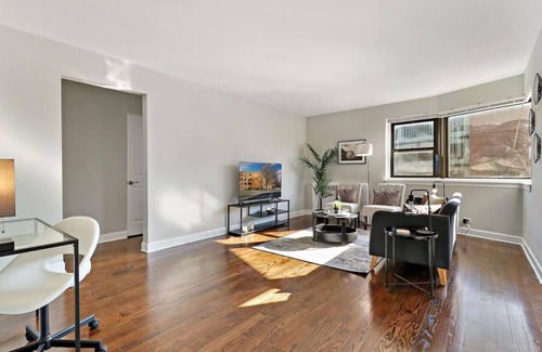 Rogers Park Apartment | Fully furnished 2BR w/ Cozy Living Room & Wi-Fi!