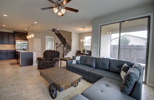 Rosenberg House | Fully Furnished 3-Bedroom Townhouse With Backyard ~ Double Story (Pet Friendly!)