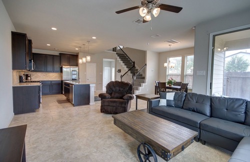 Rosenberg House | Fully Furnished 3-Bedroom Townhouse With Backyard ~ Double Story (Pet Friendly!)