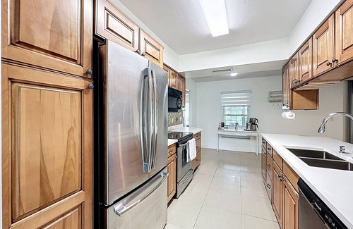 Bloomingdale House | Fully Furnished 4BR Home w/A/C Wi-Fi, Free Parking – Quiet Near Tampa