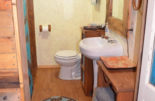 Leedey Apartment | Fully Furnished Cabin (WIFI INCLUDED)