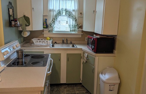 Monroe Apartment | FULLY furnished, clean, cozy ,1 Bedroom Duplex in Downtown Monroe, MI