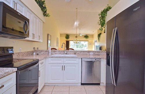Palmer Ranch Condo | Fully Furnished Condo in Golf & Tennis Country Clubn10 min to Siesta Key Beach!