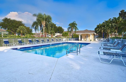 Palmer Ranch Condo | Fully Furnished Condo in Golf & Tennis Country Clubn10 min to Siesta Key Beach!