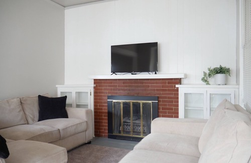 North Aurora Apartment | Fully Furnished Cozy 2 Bedroom Unit