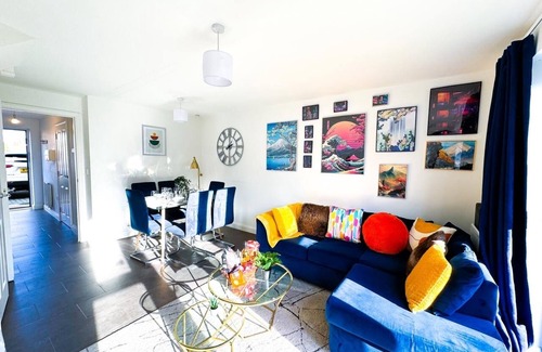 Bordesley House | Fully Furnished Home with Parking, Private Garden, Sleep 9