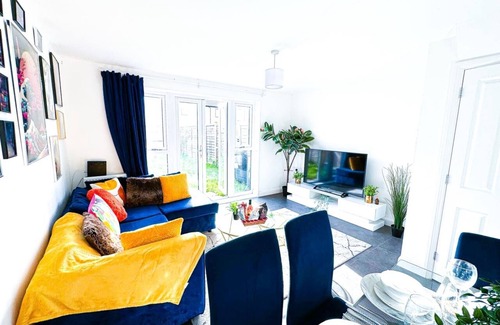 Bordesley House | Fully Furnished Home with Parking, Private Garden, Sleep 9