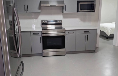 Surrey House | Fully Furnished Holiday Rental