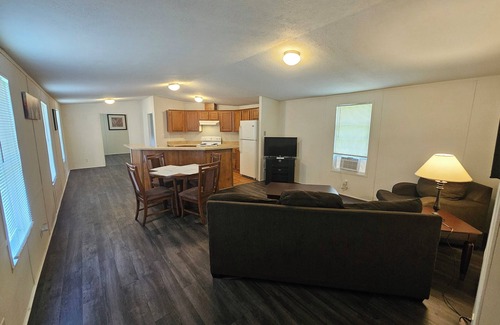 Voth House | Fully Furnished Home near Orange and near Beaumont - All Utilities Included