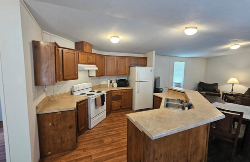 Voth House | Fully Furnished Home near Orange and near Beaumont - All Utilities Included