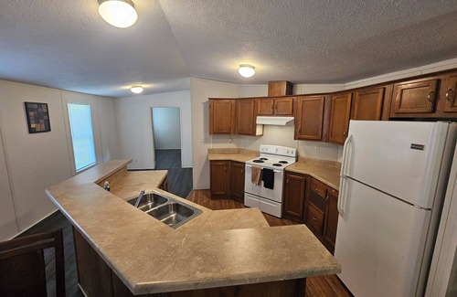 Voth House | Fully Furnished Home near Orange and near Beaumont - All Utilities Included