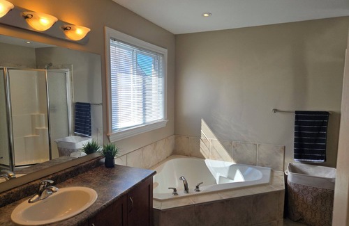 Ottawa Division House | Fully furnished house in Ottawa's Barrhaven Neighbourhood. Pool table