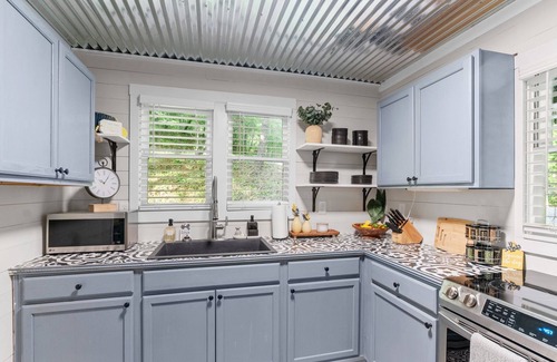 Cleveland Cabin | Fully Furnished Mid Term Rental, 10 mins to Helen, Creekside Fishing, Firepit
