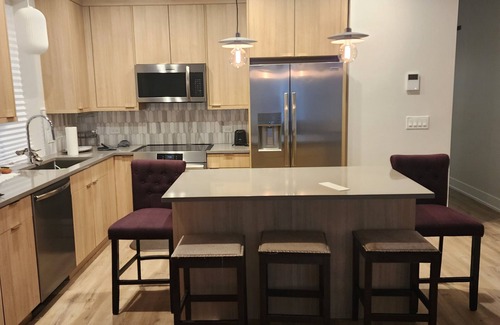 Woodlawn Apartment | Fully furnished, modern short-term stay home near Obama Presidential Library.