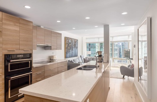 Coal Harbour Condo | Fully furnished Spacious luxury suite with water & mountain views - Coal Harbour