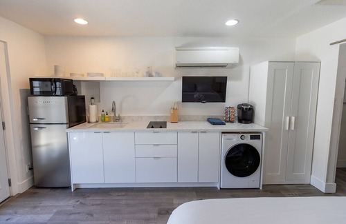 East Sacramento Apartment | Fully Furnished Studio in East Sac/Steps Away from Several Hospitals