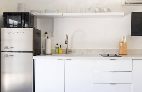East Sacramento Apartment | Fully Furnished Studio in East Sac/Steps Away from Several Hospitals