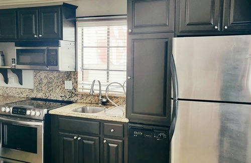 Poway Hotel | Fully Furnished Style 2 BHK - 1 BATH Apt in San Diego Poway-Miramar with Parking