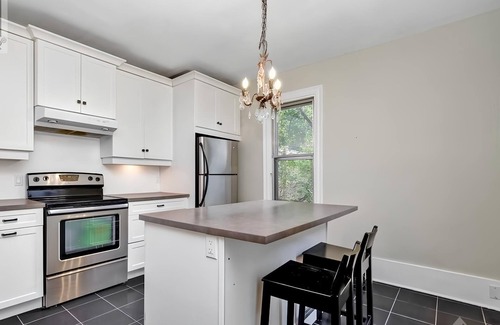 Glebe House | Fully Furnished Stylish and Spacious Retreat in the Glebe, Ottawa, with Parking