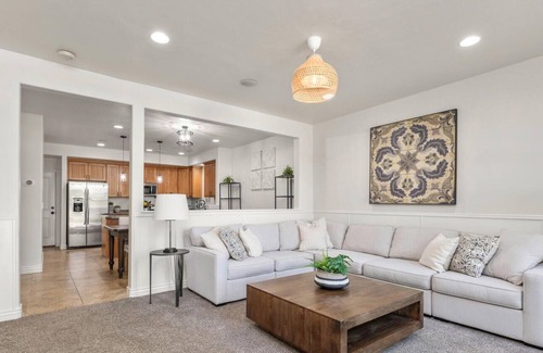 Daybreak House | Fully Furnished Town Home - Family or Corporate Accommondations - 30 day min.