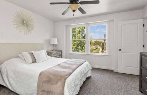 Daybreak House | Fully Furnished Town Home - Family or Corporate Accommondations - 30 day min.