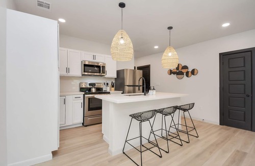 South Central Houston House | Fully Gated w/Parking, Perfect for large groups