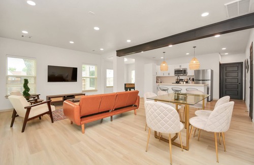 South Central Houston House | Fully Gated w/Parking, Perfect for large groups