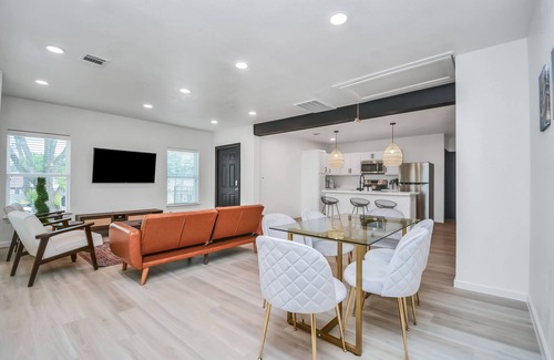 South Central Houston House | Fully Gated w/Parking, Perfect for large groups