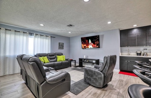 Las Vegas House | Fully licensed pool home w/outdoor kitchen.