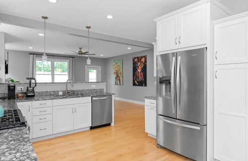 Malletts Bay House | Fully Loaded - Bikes & Hot Tub - Burlington Area + Bike Path