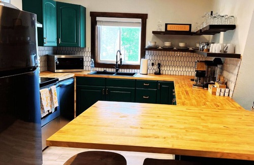 Friendship Cabin | Fully Loaded Cabin, Coffee Bar, NEW Hot Tub, Epic Firepit, Close to the Dells