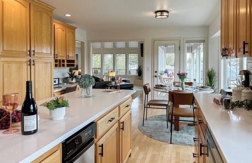 College Place House | FULLY LOADED - hot tub - pool table - arcade games - 10 min from Downtown WW
