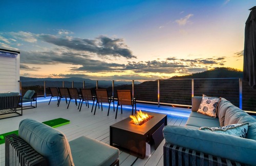 Sevierville Cabin | Fully Loaded Lux, 360° Views, Movies on Roof Deck