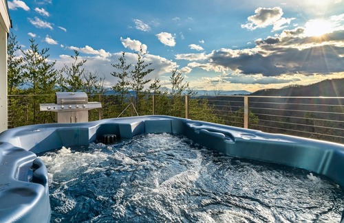 Sevierville Cabin | Fully Loaded Lux, 360° Views, Movies on Roof Deck
