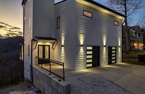 Sevierville Cabin | Fully Loaded Lux, 360° Views, Movies on Roof Deck