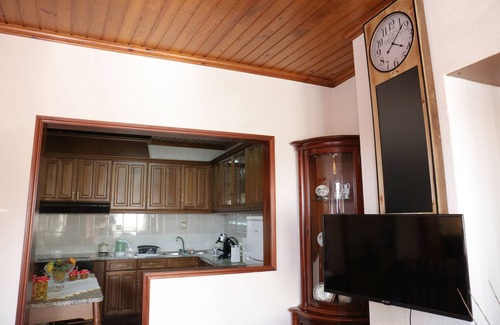 Sao Martinho da Cortica Cottage | Fully equipped house with swimming pool, garden and barbecue area.