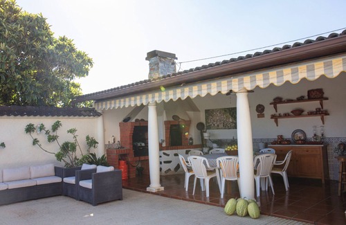Sao Martinho da Cortica Cottage | Fully equipped house with swimming pool, garden and barbecue area.