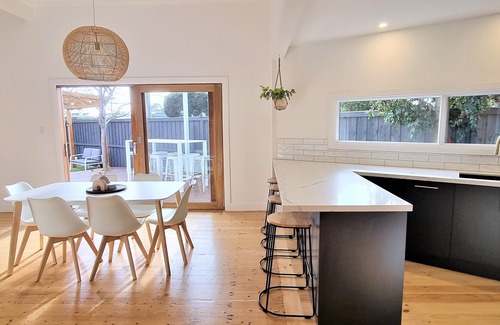 East Geelong House | Fully refurbished gorgeous home, central location, 2 bathroom & outdoor fire pit