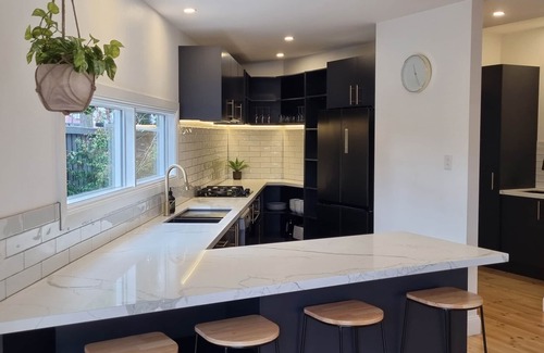 East Geelong House | Fully refurbished gorgeous home, central location, 2 bathroom & outdoor fire pit