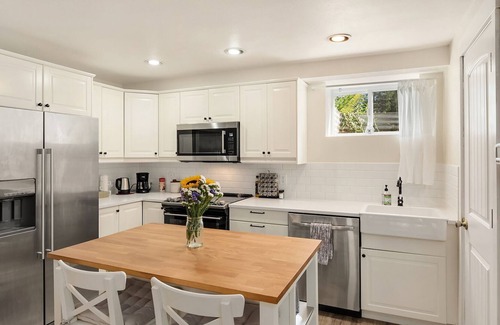 Carnation Apartment | Fully remodeled daylight basement apartment